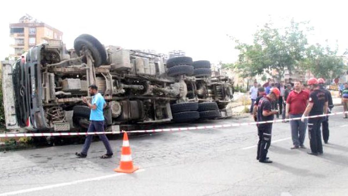 Freni Boşalan Beton Mikseri Refüje Çarpıp Devrildi: 3 Yaralı