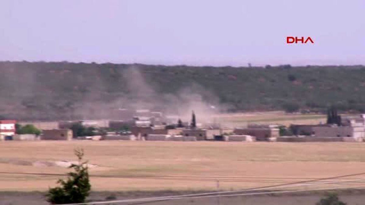 Gaziantep\'in Karkamış İlçesinde Konuşlu Topçu Birlikleri Işid Mevzilerini Fırtına Obüsleriyle...
