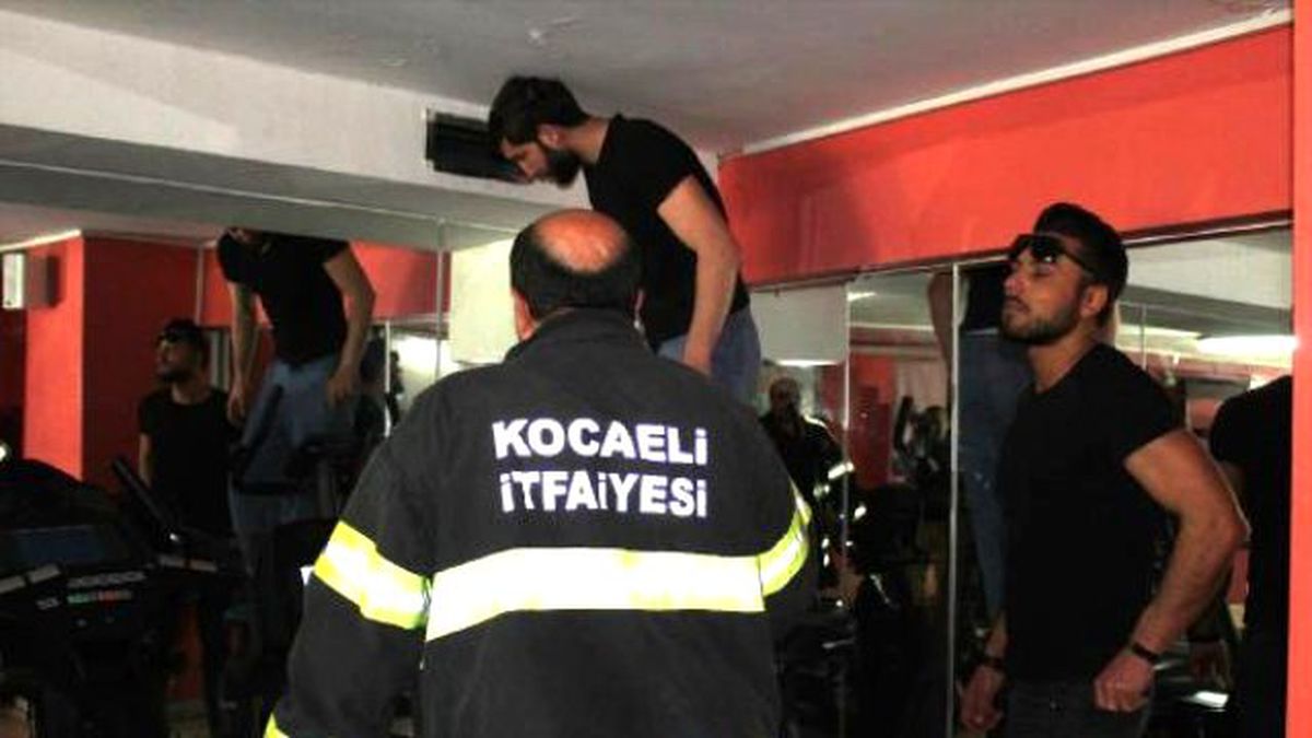 Havalandırmada Mahsur Kalan Yavru Kediyi İtfaiye Kurtardı