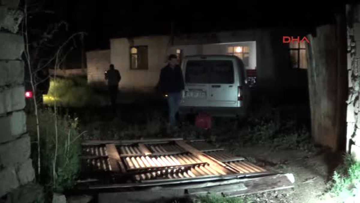 Eşinin Boğazını Kesti, Cesedi Evde Bırakıp 2 Yaşındaki Oğluyla Karakola Gitti