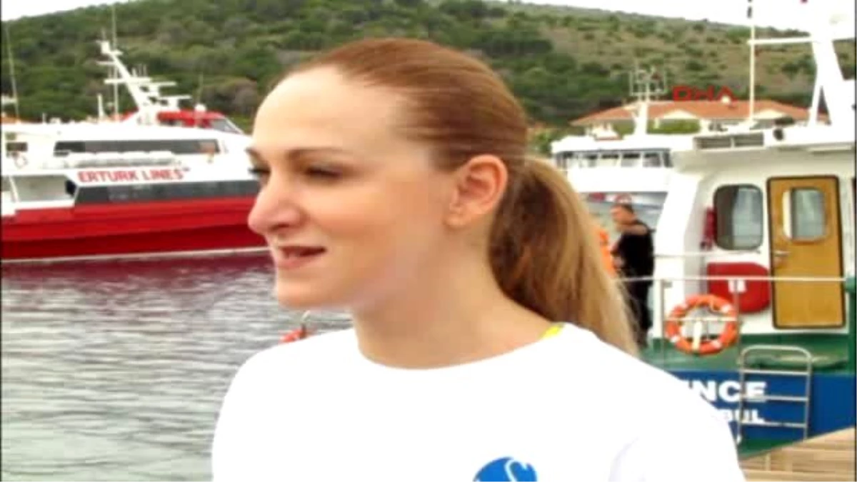 İzmirli Kadın Yüzücü Dostluk İçin Kulaç Attı