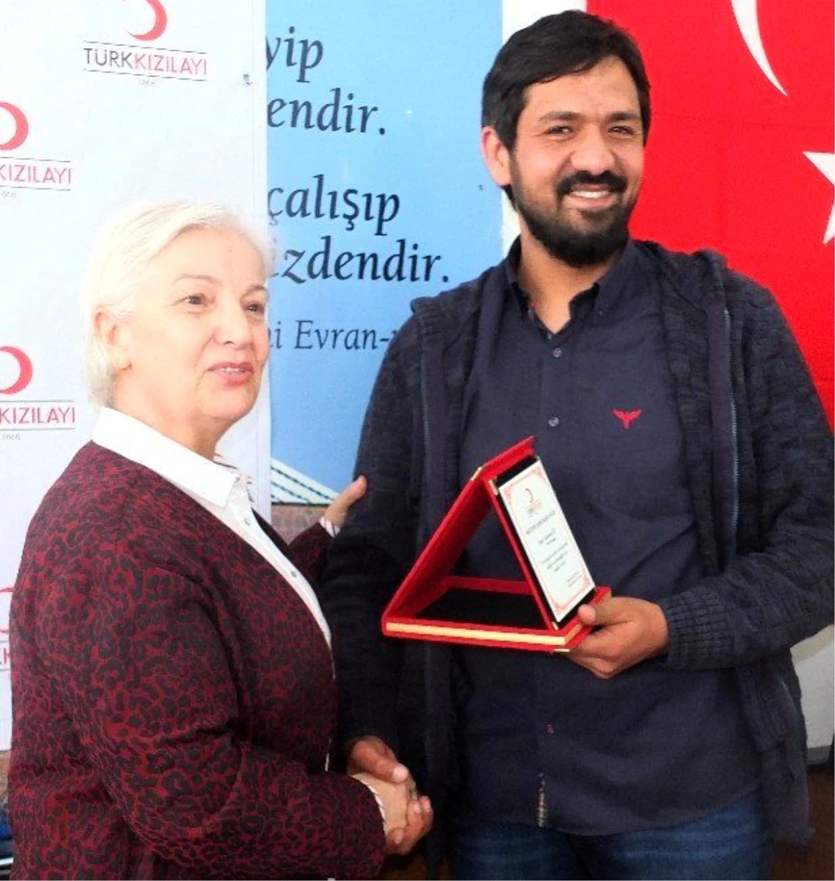 Kızılay Boztepe Şubesi\'nden İha\'ya Plaket