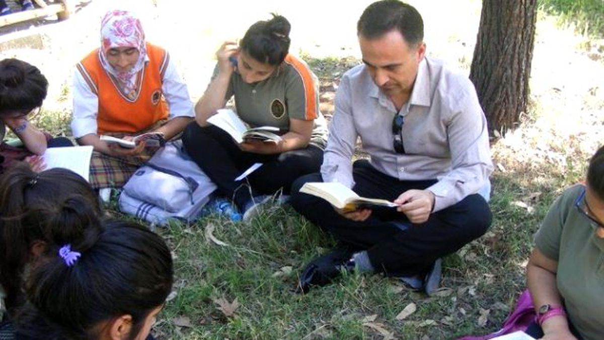 Okul Bahçesinde Kitap Okuma Etkinliği