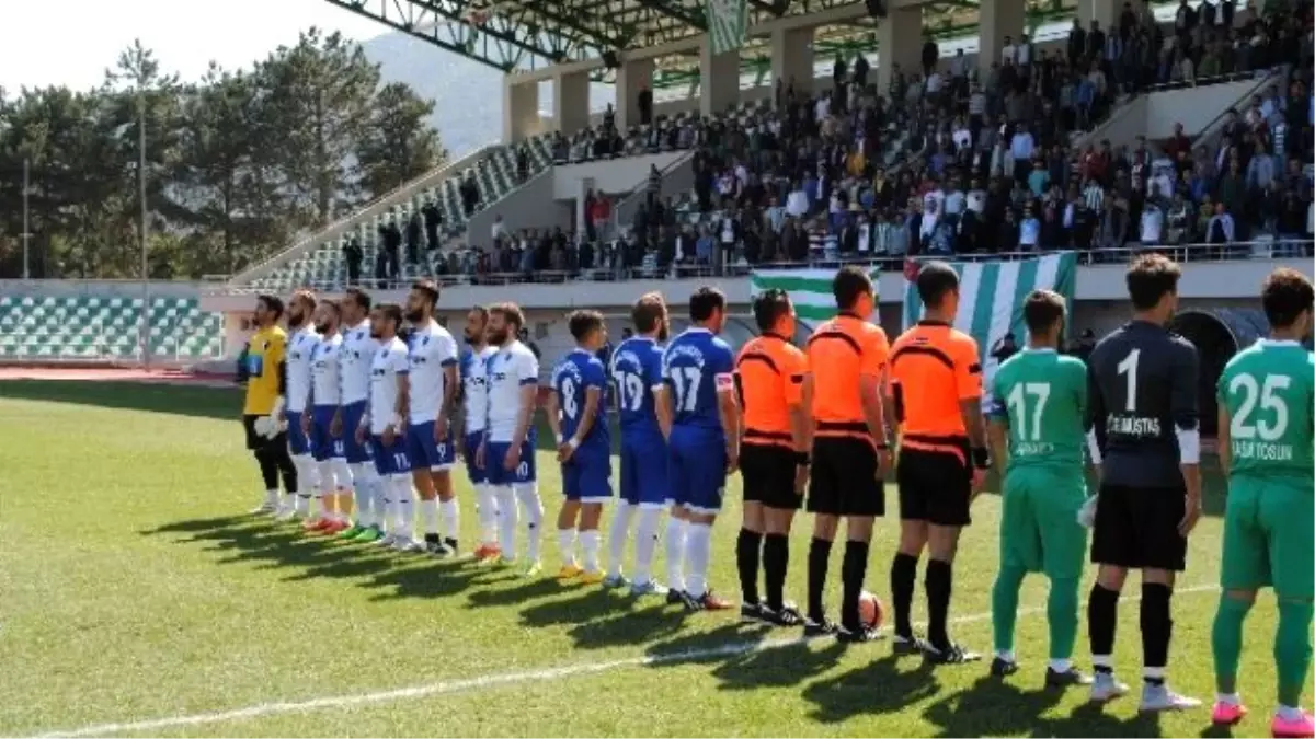 Merzifonsporlu Futbolcular Protokole Sırtlarını Dönerek İstiklal Marşı\'nı Okudu