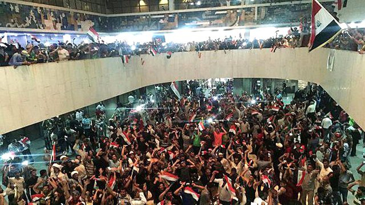 Sadr Yanlısı Göstericiler, Meclisi Bastı