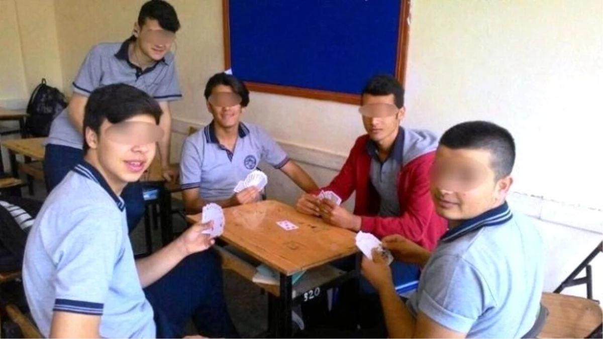 Sınıfta Kağıt Oynayıp Facebook Hesaplarından Paylaştılar