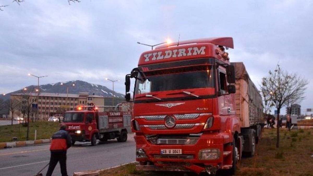 Tatvan\'da Tır ile Taksi Çarpıştı: 3 Yaralı