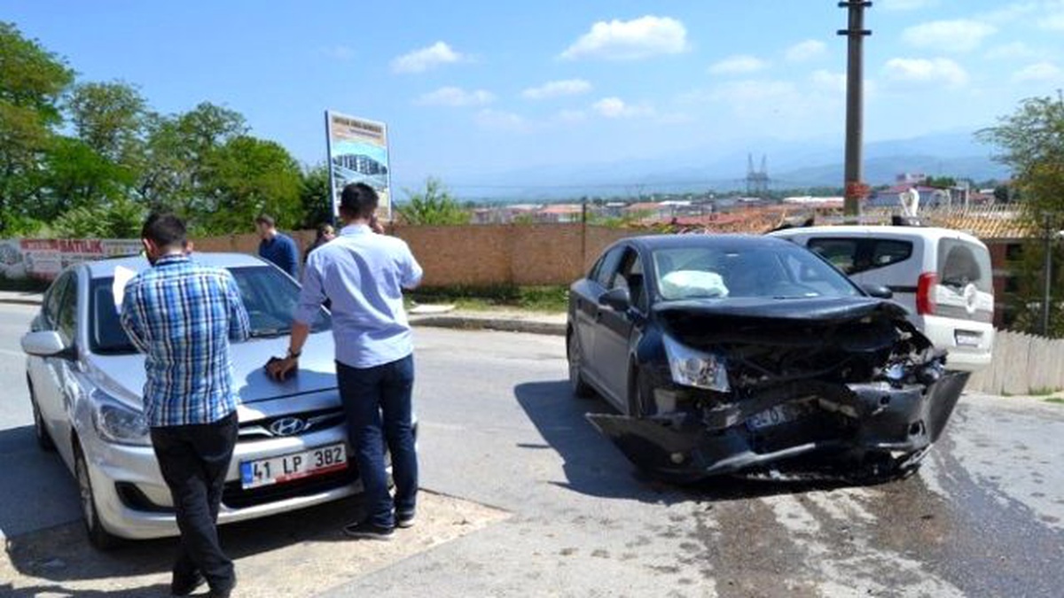 Yola Parkeden Araçlar Kazaya Neden Oldu: 1 Yaralı