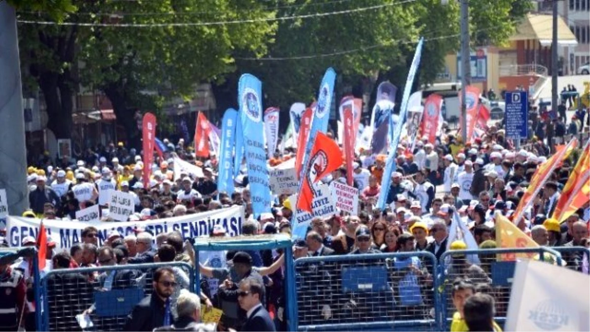 1 Mayıs\'ta Taraftarlardan "İşçi Bayramında Siyaset Olmaz" Tepkisi