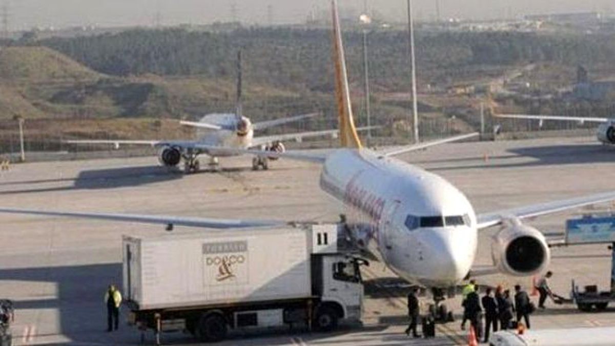 Uçuşa Hazırlanan Uçağın Ön İniş Takımı Çöktü