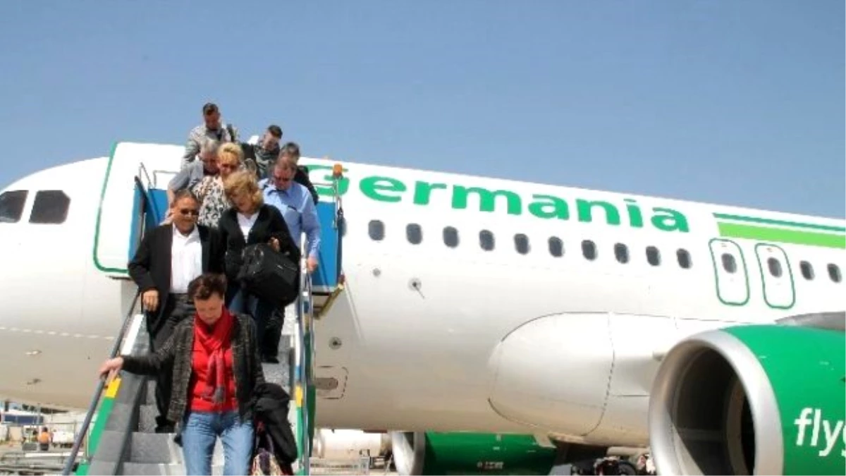 Alman ve Danimarkalı Yolcuları Taşıyan Uçaklar Gazipaşa-alanya Havalimanı\'na İndi
