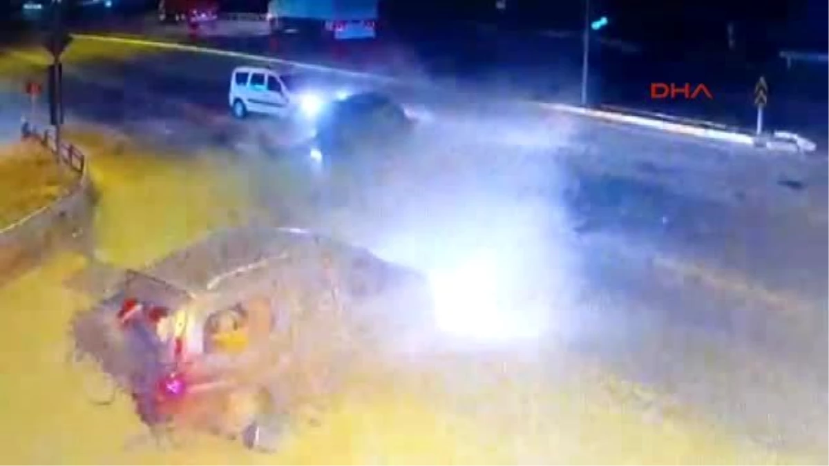Antalya Otomobil Işıkta Bekleyen Minibüse Arkadan Çarptı: 13 Yaralı