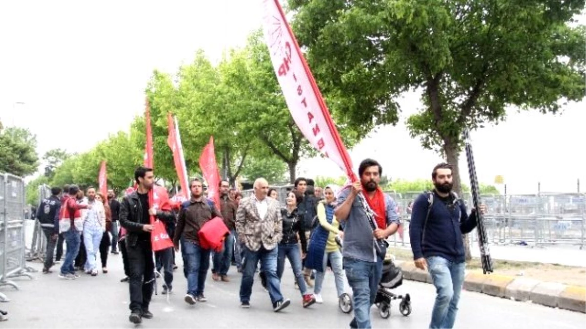 Bakırköy\'deki 1 Mayıs Kutlamalarında, Vatandaşlar Dağılmaya Başladı