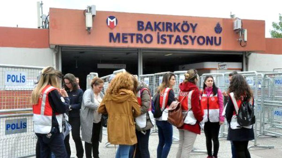 Bakırköy\'deki Kutlamaya Gidenlere Metro Çıkışlarında Kontrol