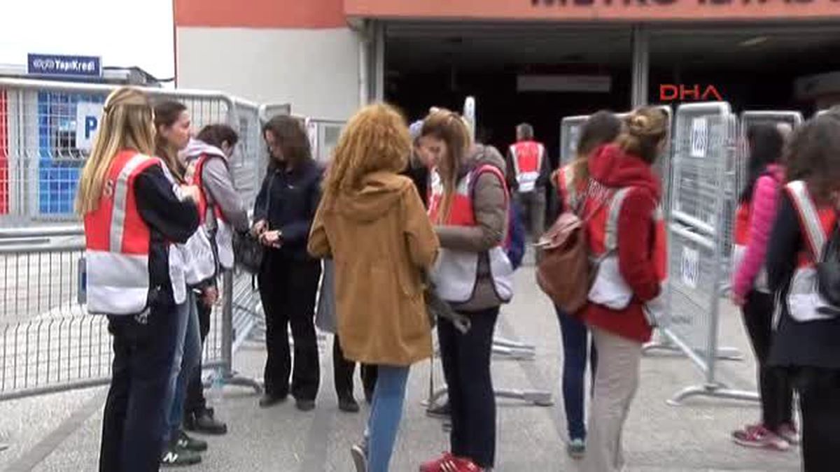 Bakırköy\'deki Kutlamaya Gidenlere Metro Çıkışlarında Kontrol