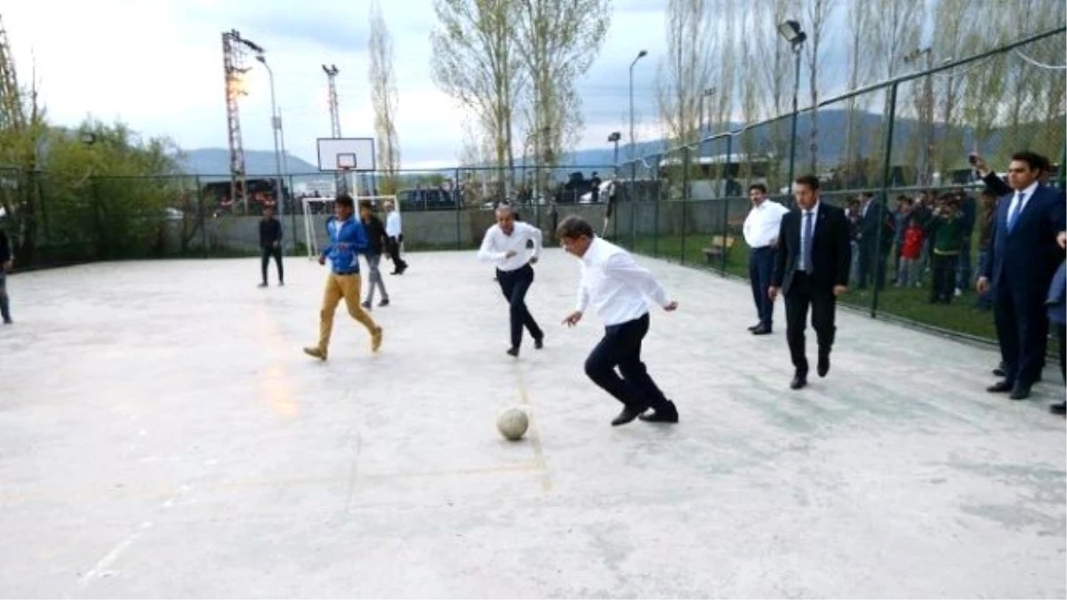 Başbakan Davutoğlu, Varto\'da Çocuklarla Futbol Oynadı