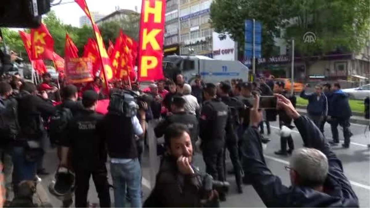 Beşiktaş\'ta, Taksim Meydanı\'na Yürümek İsteyen Gruba Polis Müdahale Etti