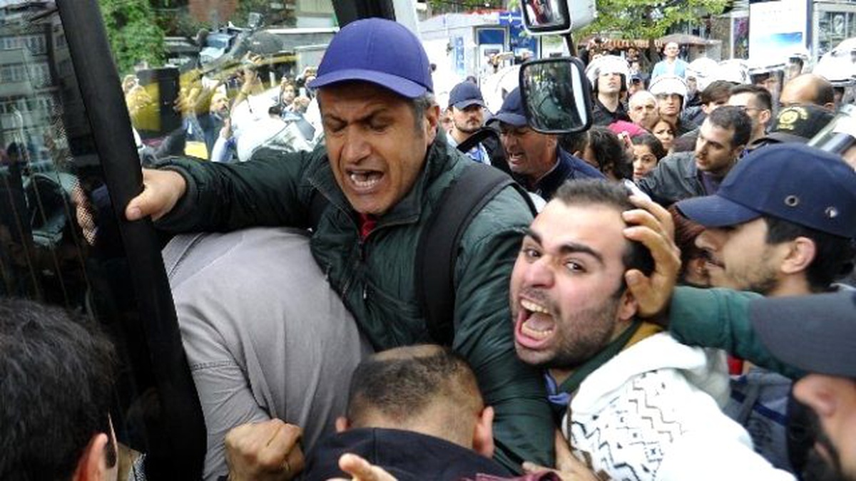 Beşiktaş\'tan Taksim\'e Çıkmak İsteyen Gruba Gözaltı