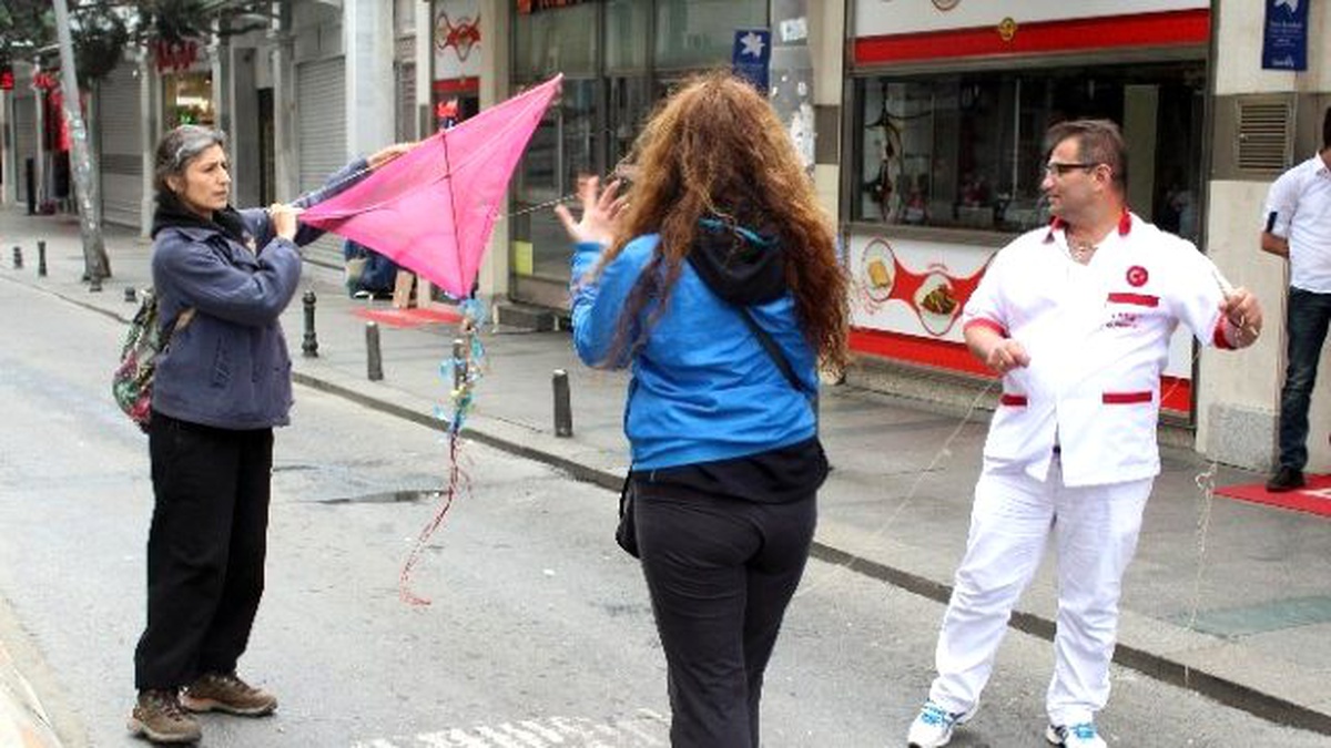 Caddenin Boşalmasını Fırsat Bilip Uçurtma Uçurup Top Oynadılar