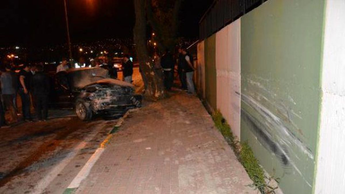 Direksiyon Hakimiyetini Kaybeden Sürücü Araçta Sıkıştı