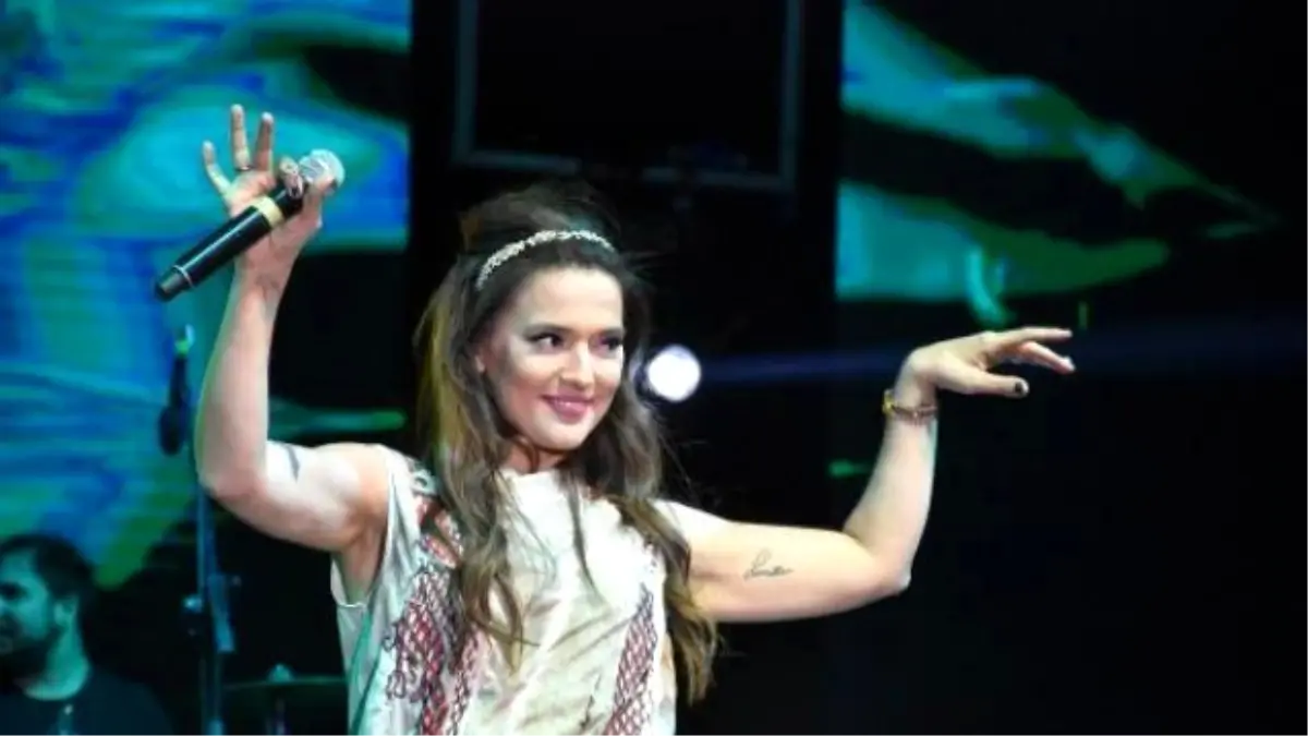 Emniyet Şeridini Kullanan Demet Akalın: Parası Neyse Öderim