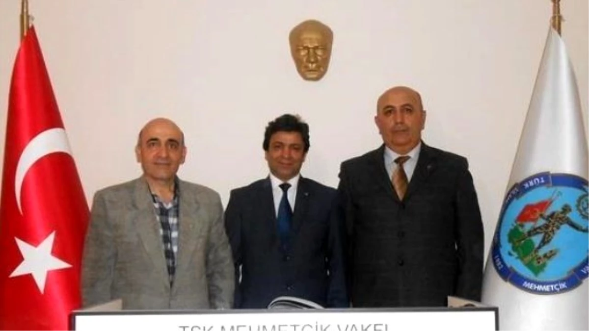 Gazeteci-yazar Karahan\'dan TSK Mehmetçik Vakfı\'na Ziyaret