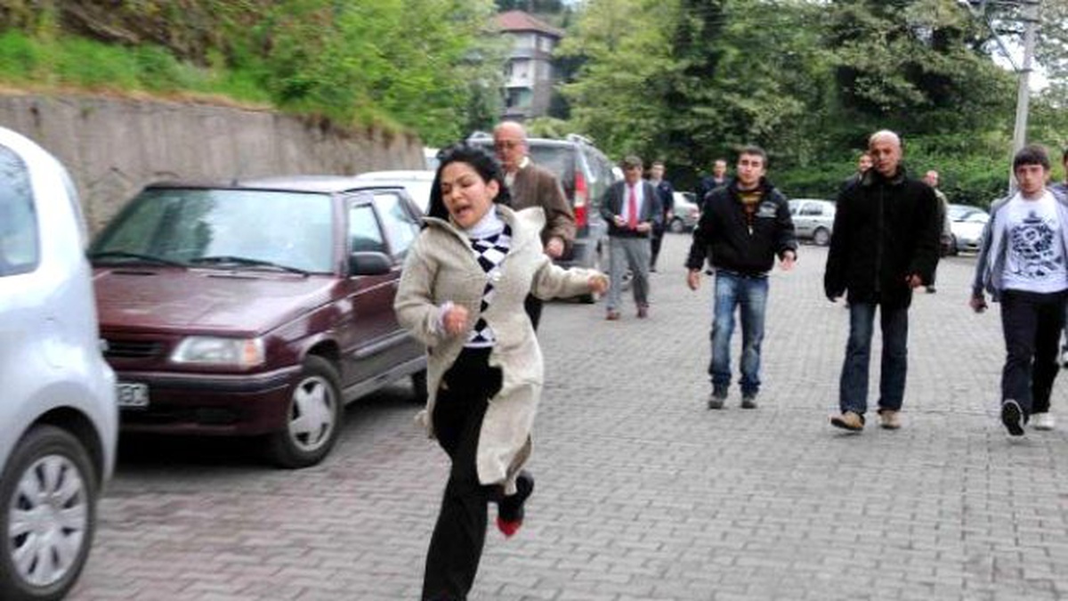 Grizuda Ölen Babasının Ayakkabı ve Çorabını Saklıyor