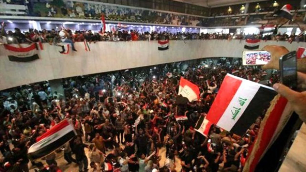 Irak\'ta Sadr Yanlıları Parlamento Binasından Çıktı
