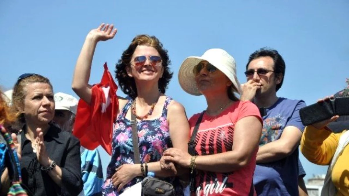 İzmir\'de 1 Mayıs Türkülerle Kutlanıyor