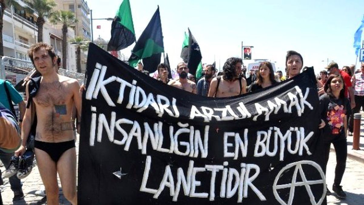 İzmir'de Kadın ve Erkeklerden Çıplak Protesto
