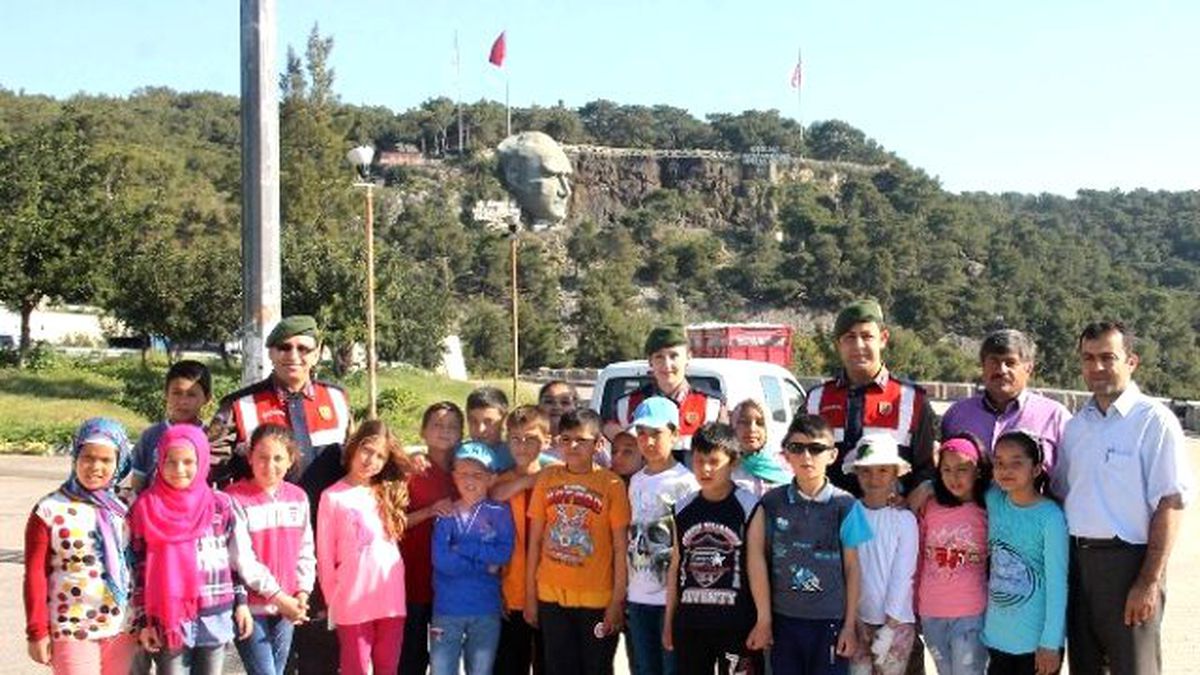 Jandarma Başarılı Öğrencileri Hayvanat Bahçesine Götürdü