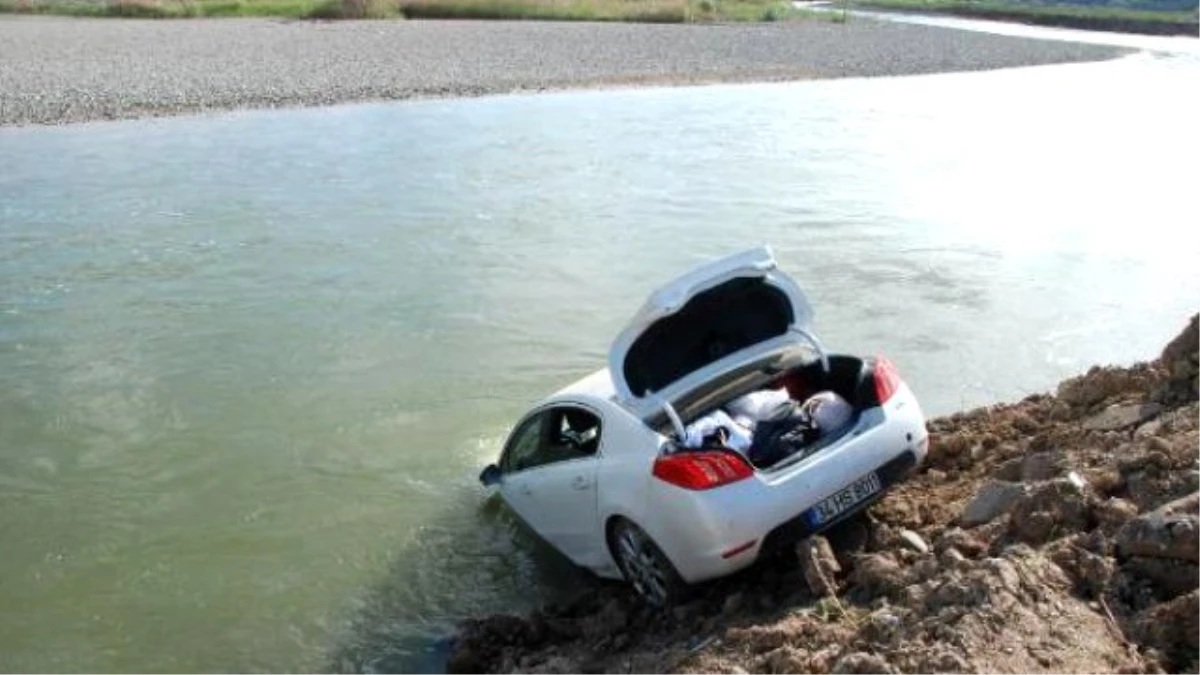 Kızılırmak Nehri\'ne Uçan Otomobilden Burunları Bile Kanamadan Çıktılar