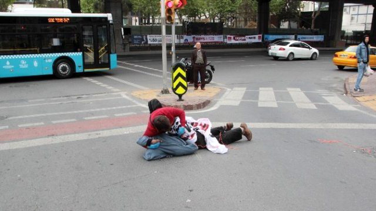 Mecidiköy\'de Pankart Açan 2 Kişi Gözaltına Alındı