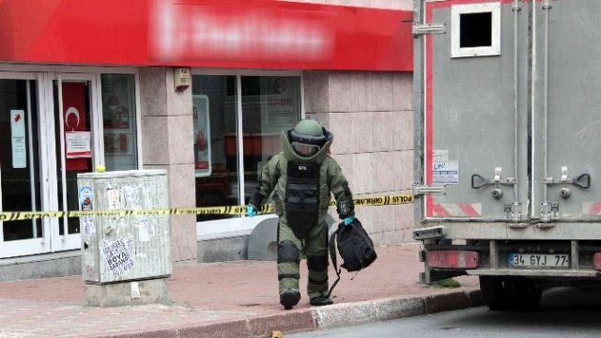 Mecidiyeköy\'de Şüpheli Çantadan Havai Fişek Çıktı