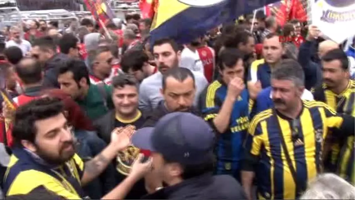Meşaleyle Alana Gitmelerine İzin Verilmeyen Fenerbahçeliler E-5 Üzerinde Eylem Yaptı