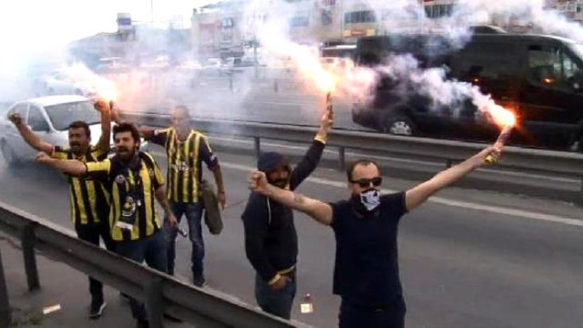 Meşaleyle Alana Gitmelerine İzin Verilmeyen Fenerbahçeliler E-5 Üzerinde Eylem Yaptı