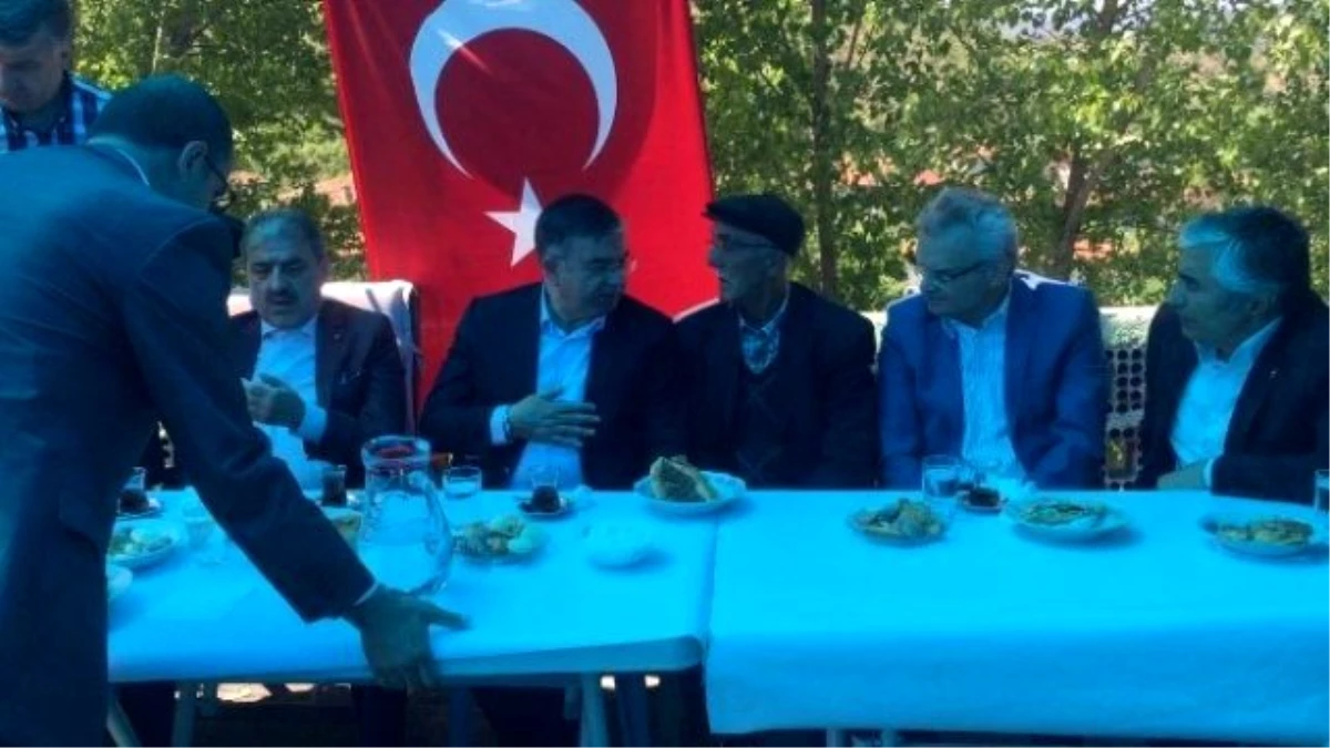 Milli Savunma Bakanı Yılmaz Şehit Ailesini Ziyaret Etti