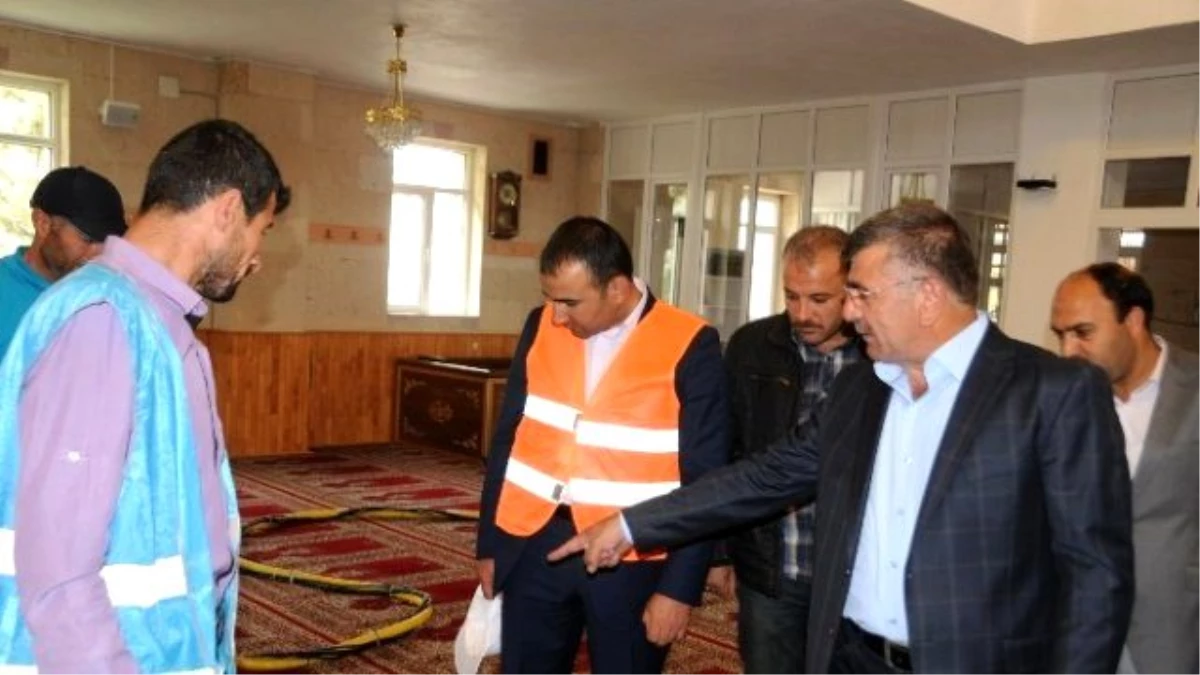 Niğde Belediyesi Cami Halılarını Modern Cihazlarla Yıkıyor