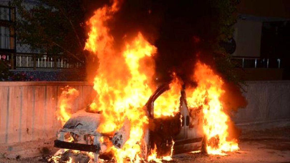 Park Halindeki Hafif Ticari Araç Alev Alev Yandı