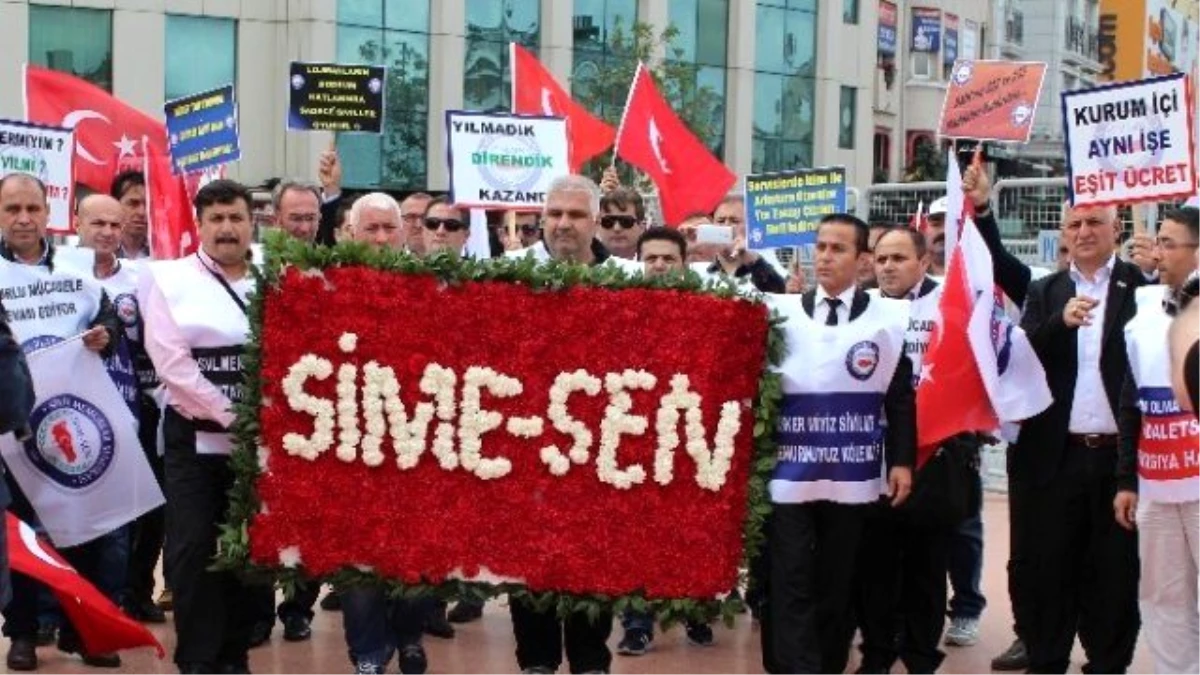 Sime-sen, Taksim Cumhuriyet Anıtı\'na Çelenk Bıraktı