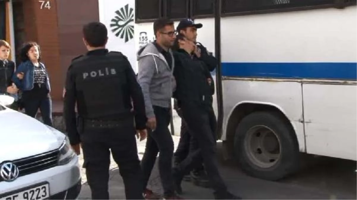 Şişli\'de Gözaltına Alınan 6 Kişinin Üzerinden Molotofkokteylleri ve Havai Fişek Ele Geçirildi