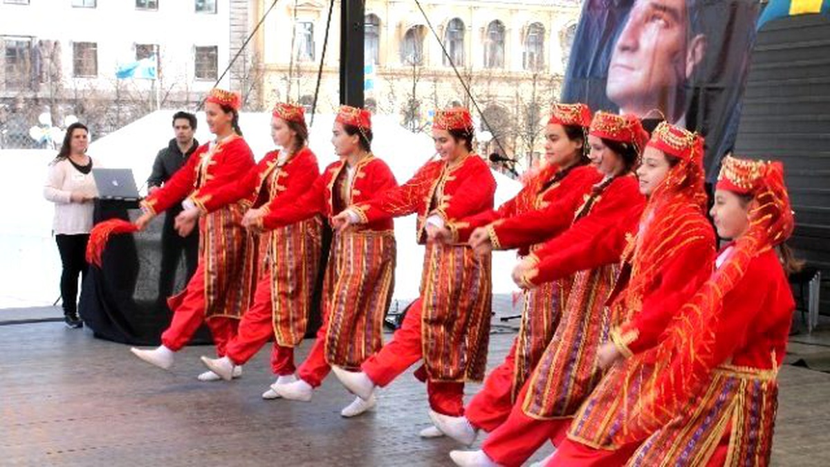 Stockholm\'de Binlerce Kişiyle 23 Nisan Kutlaması