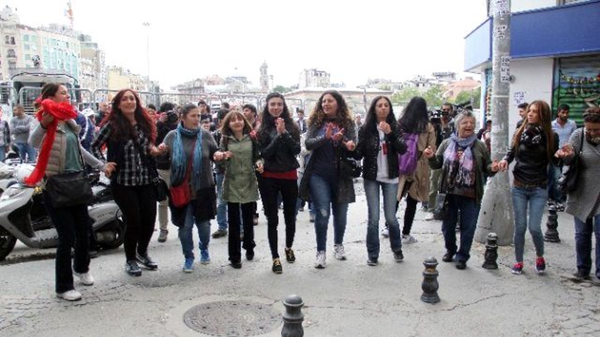Taksim\'de Halaylı Protestoya Polis Müdahalesi