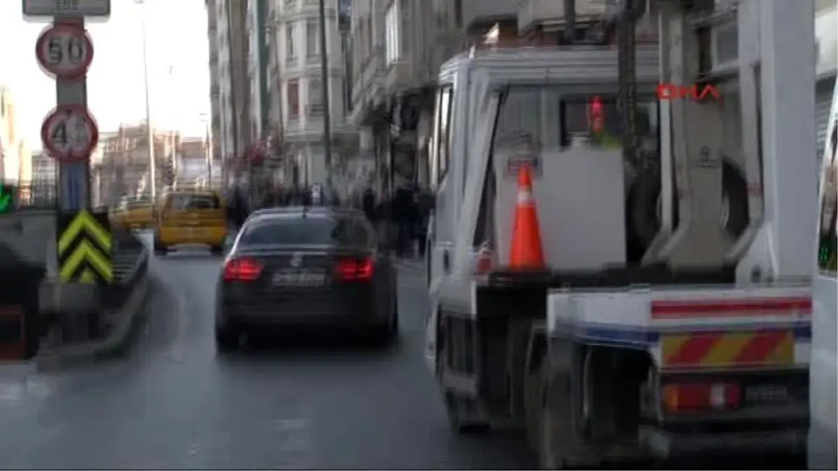 Taksim\'e Çıkan Yollar Kademeli Olarak Trafiğe Açılıyor