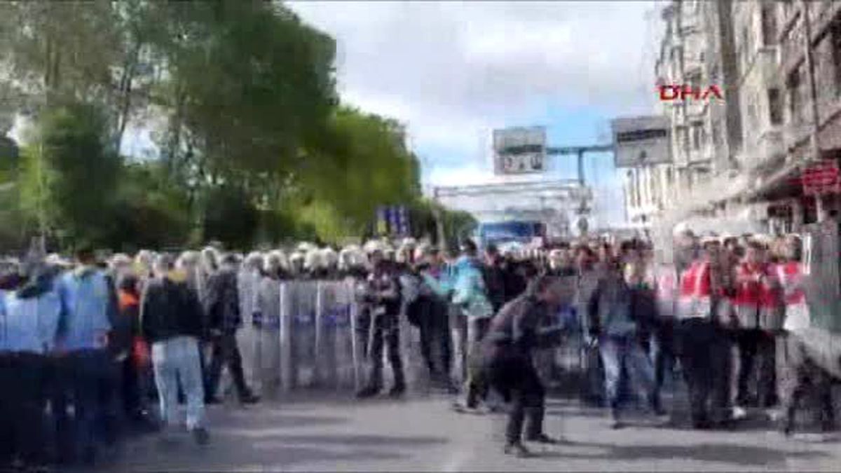 Taksim\'e Gitmek İsteyen Gruba Polis Müdahalesi