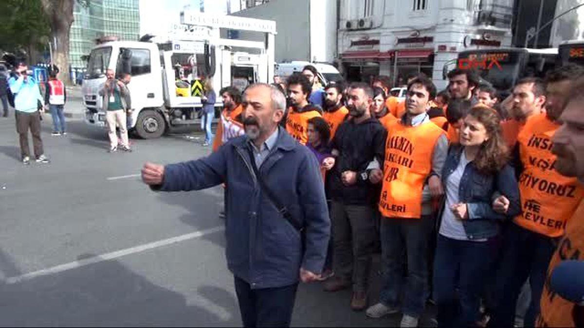 Taksim\'e Gitmek İsteyen Gruba Polis Müdahalesi