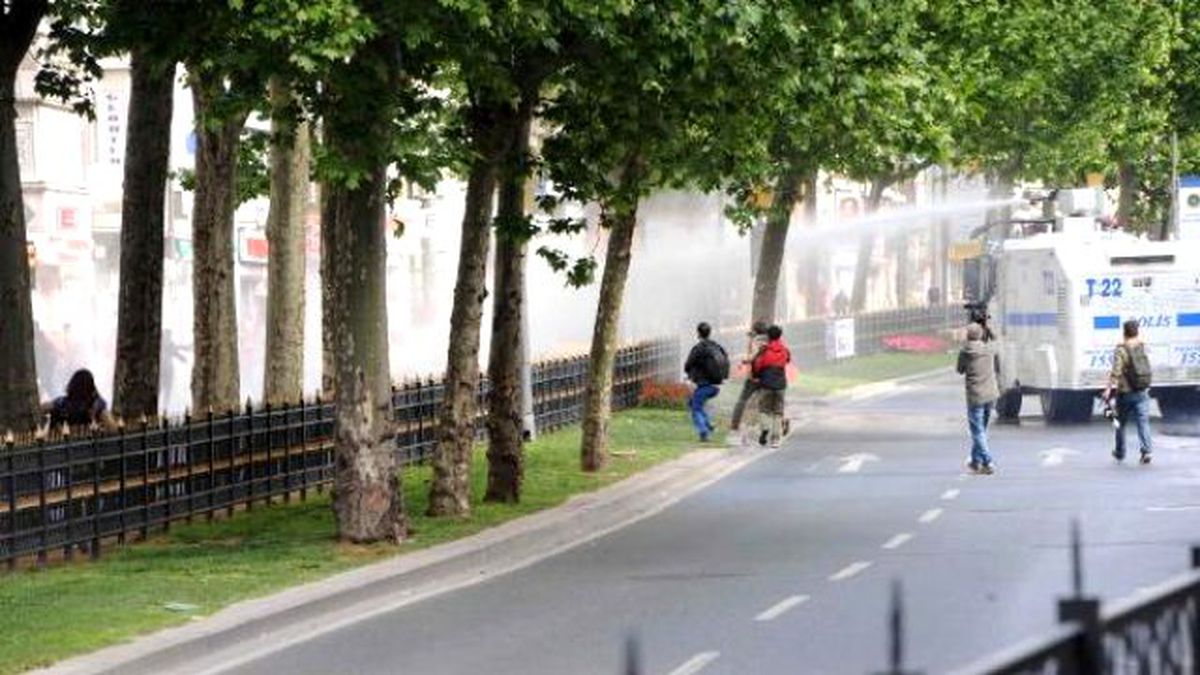 Taksim\'e Gitmek İsteyen Gruba Polis Müdahalesi