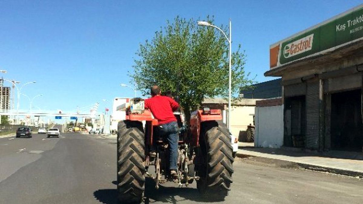 Traktörün Arkasında Tehlikeli Yolculuk