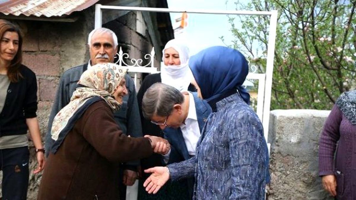 Varto\'da Başbakan Davutoğlu\'na Yoğun İlgi Gördü