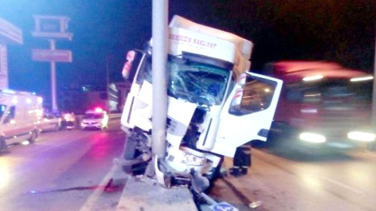 Yön Tabelasına Çarpan Tır\'ın Sürücüsü Yaralandı